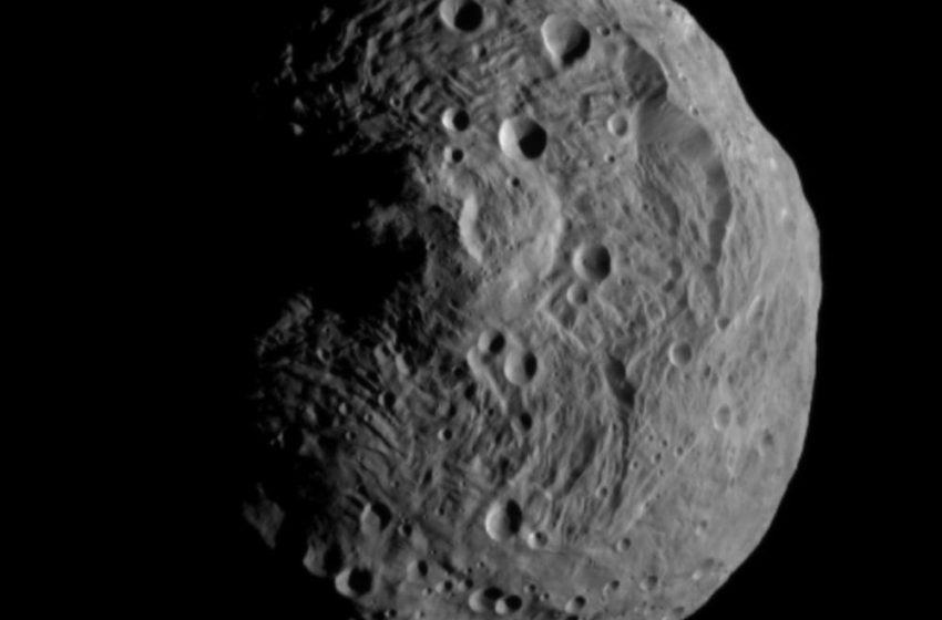  چشم‌انداز وستا , سطح سیارک وستا چه شکلی است؟