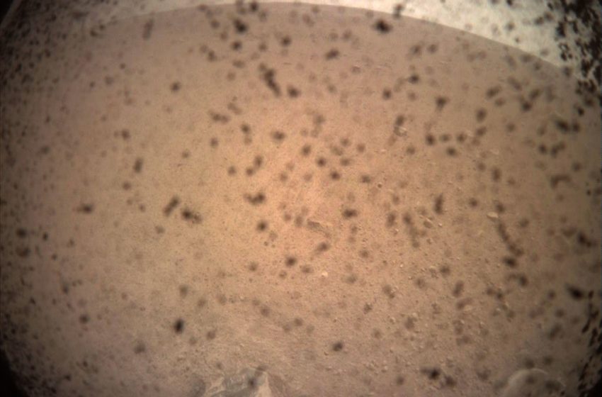  اولین تصویر مخابره شده اینسایت از مریخ